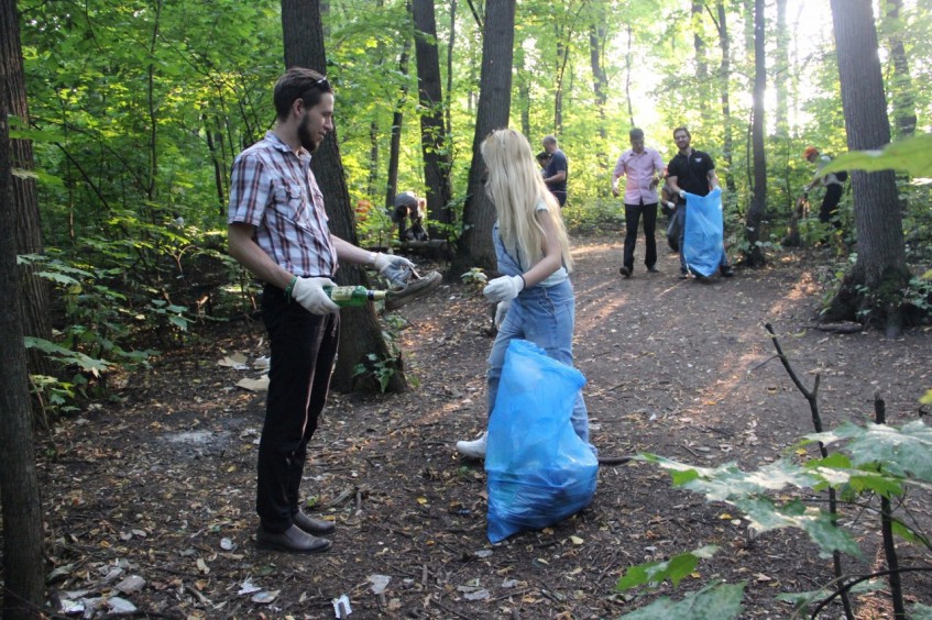 Уфимские добровольцы почистили лес от мусора
