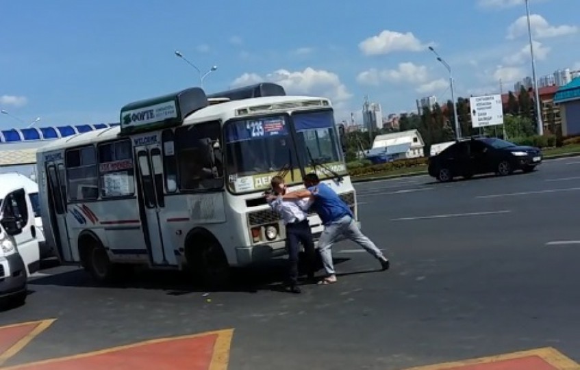 В Уфе водитель маршрутного автобуса подрался с пьяным пассажиром