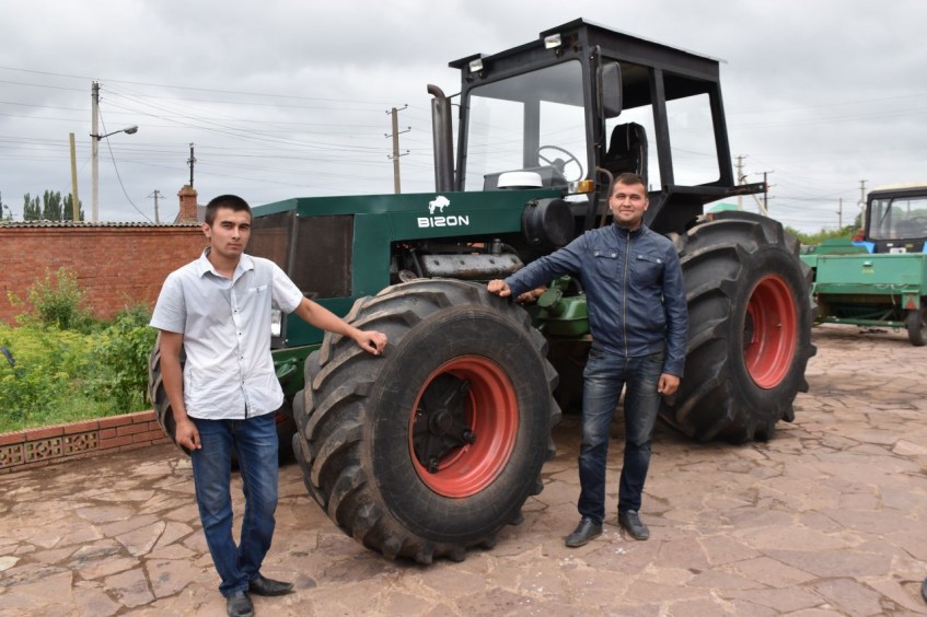 В Башкирии «кулибины» собрали мощный трактор «Бизон»