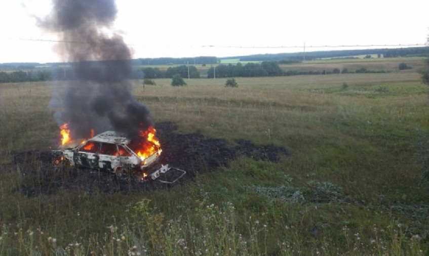 В Башкирии сгорел оставленный в поле автомобиль