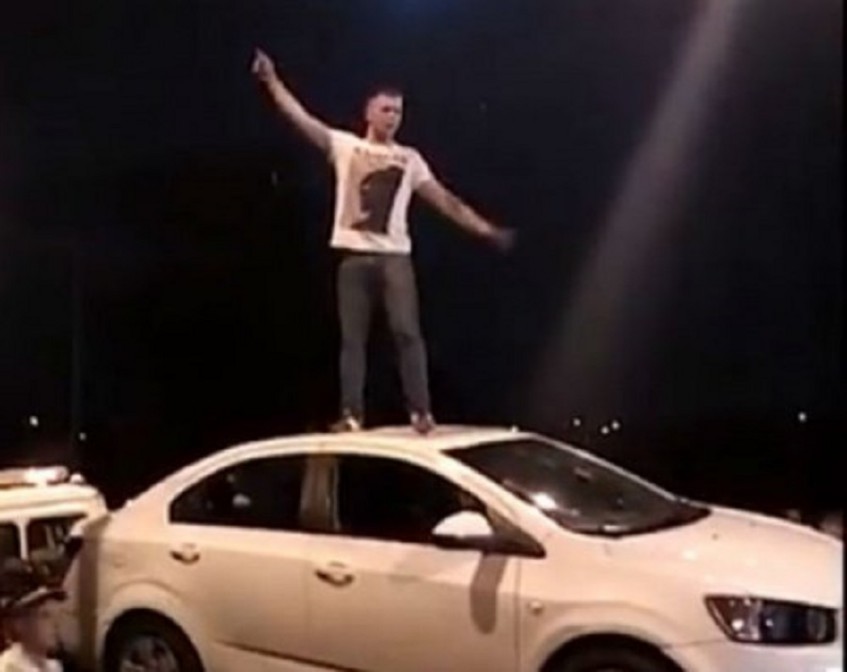 В Башкирии виновник ДТП устроил танцы на крыше эвакуированного автомобиля