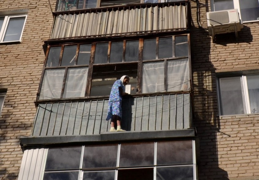 Пенсионерка из Уфы чуть не упала с балкона четвертого этажа