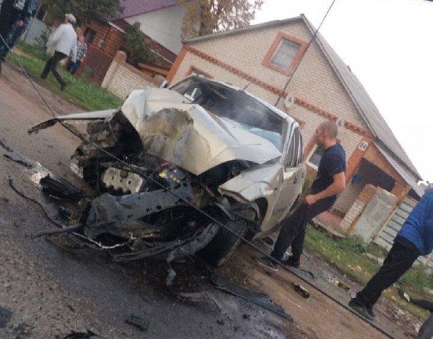 В Башкирии автомобиль протаранил два столба возле остановки транспорта