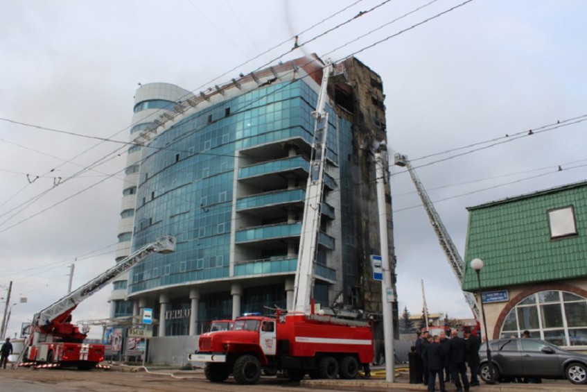 В Уфе при пожаре в офисном здании погиб один человек