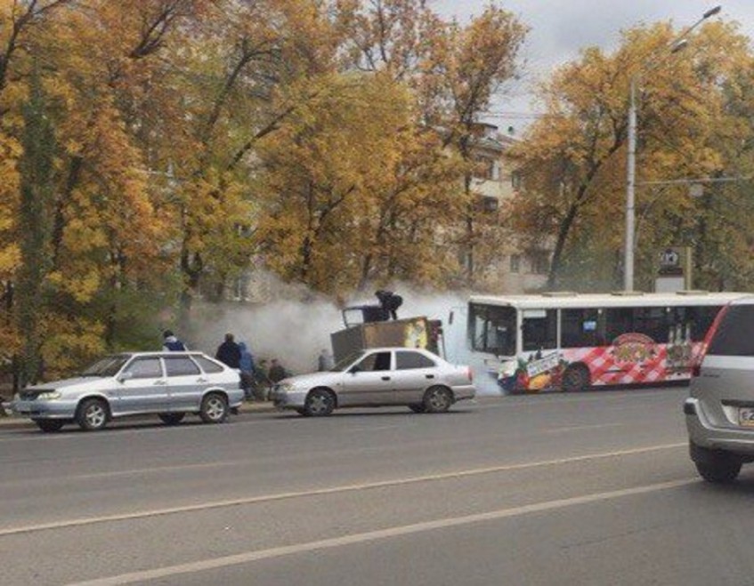 В Уфе в результате ДТП загорелся микроавтобус