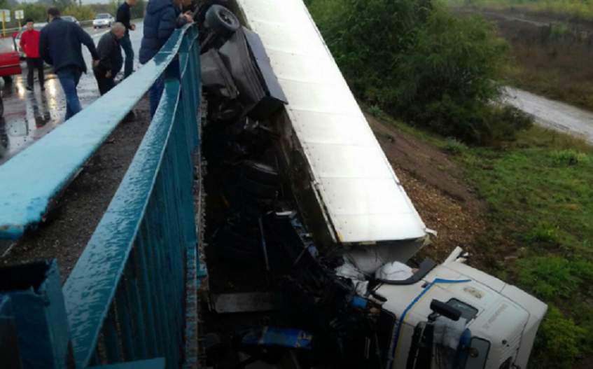 ДТП на трассе в Башкирии: с моста упала фура