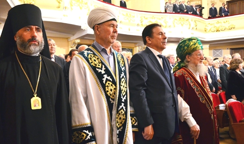 Муфтии Талгат Таджуддин и Нурмухамет Нигматуллин посетили торжественное собрание, посвященное 26-й годовщине провозглашения Декларации о государственном суверенитете Башкортостана