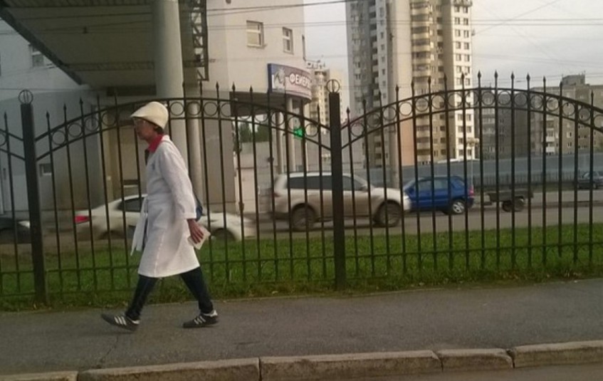 По улицам Уфы разгуливал мужчина в халате и банной шапке