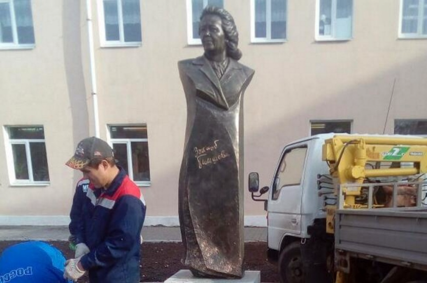В Уфе установили памятник писательнице Зайнаб Биишевой