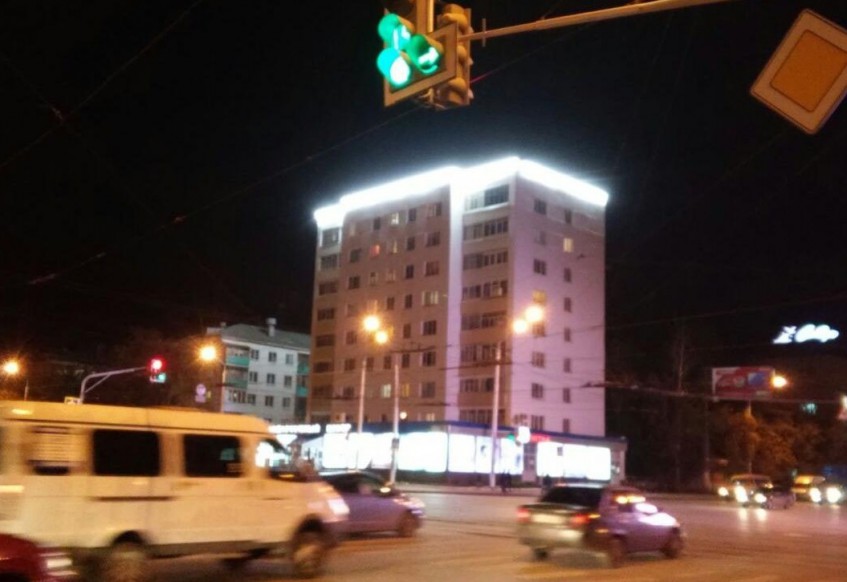 В Уфе в районе Южного автовокзала появился дом с подсветкой