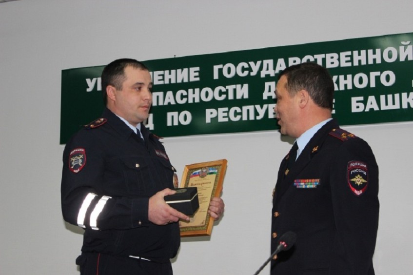 В Башкирии наградили сотрудников ГИБДД, которые спасли тонущего мужчину
