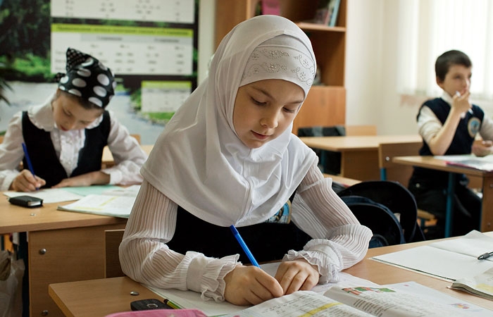 Половина россиян выступила за отмену запрета хиджабов в школе