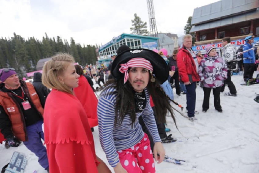 Жители Уфы в новогодних костюмах проедут на лыжах
