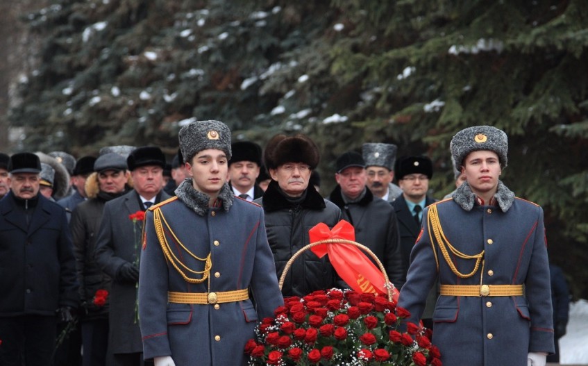 Рустэм Хамитов возложил цветы к Вечному огню в уфимском парке Победы