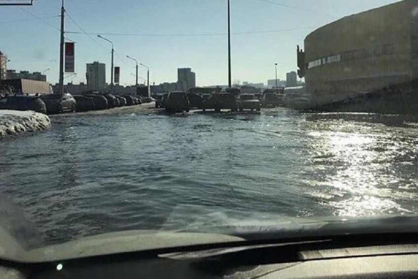 Уфимские специалисты устраняют потоп в Сипайлово