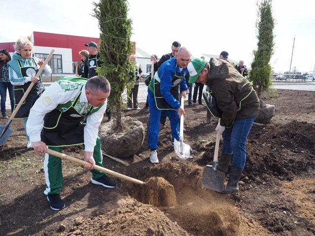 В ходе акции «Зеленая Башкирия» в Уфе посадили более 3500 деревьев и кустарников